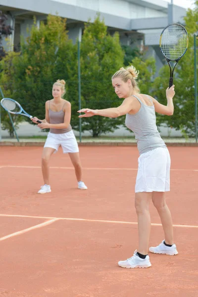 Vrouwelijke tennis spel en vrouwelijke — Stockfoto