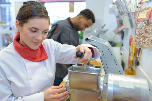 Macellaio di maiale donna che serve salsicce al cliente — Foto Stock