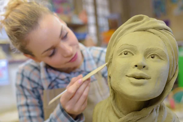 Detalhamento facial de uma estatueta — Fotografia de Stock