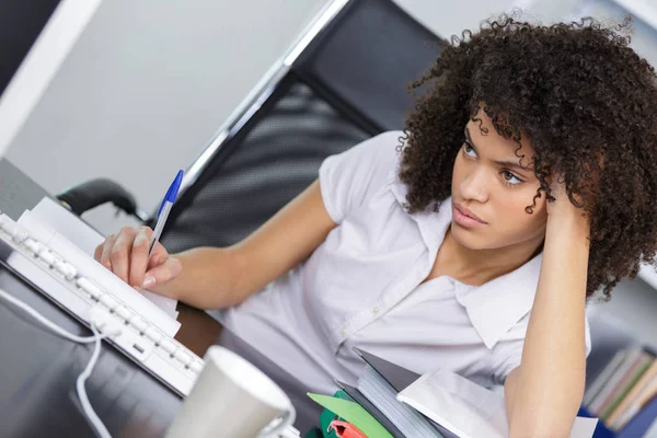 Verveeld jonge zakenvrouw in het kantoor — Stockfoto