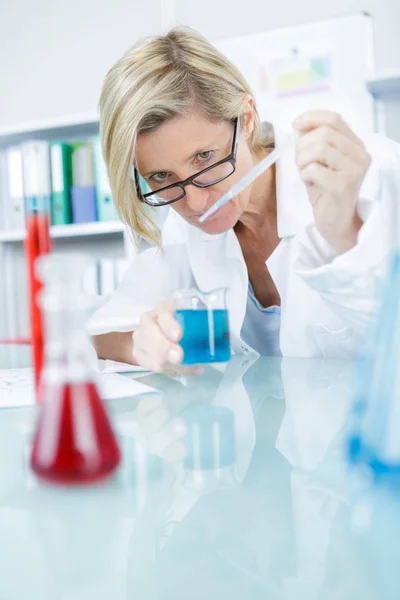 Young female researcher carrying out experiments in a research lab — Stock Photo, Image