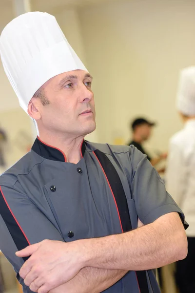 Portait de chef masculino atraente na cozinha do restaurante — Fotografia de Stock