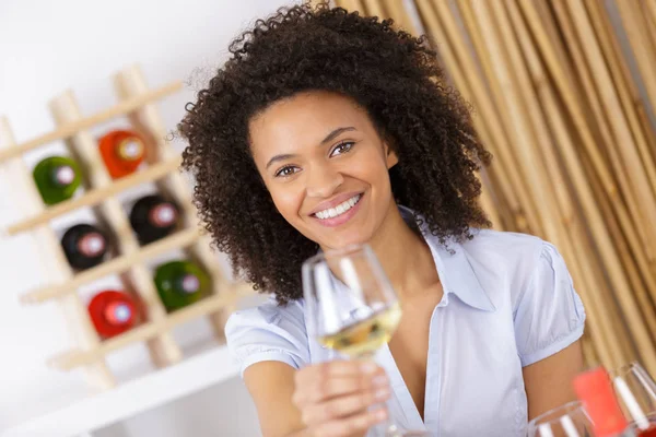 Hermosa morena bebiendo una copa de vino blanco — Foto de Stock