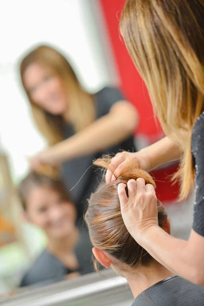 Having her hair done — Stock Photo, Image