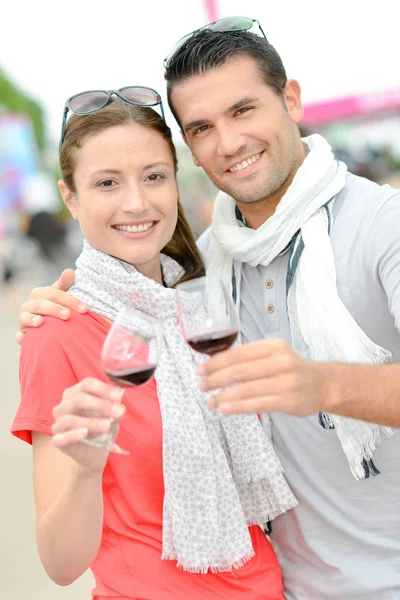 Casal beber vinho ao ar livre — Fotografia de Stock