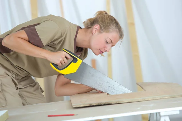 Trabajo de carpintería para mujeres — Foto de Stock