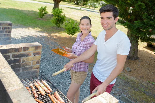 Barbekü zamanında kamp — Stok fotoğraf