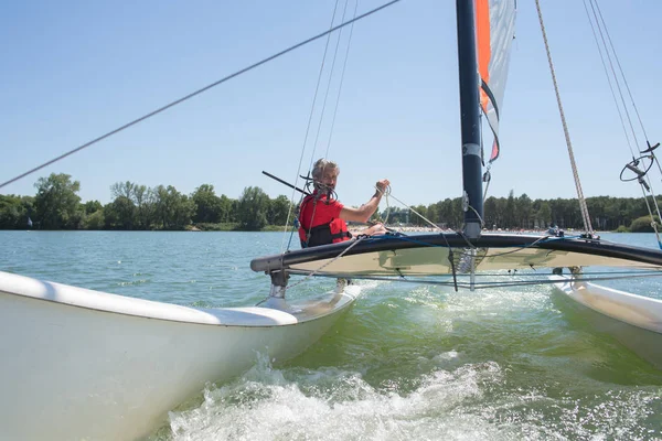 Genieten van extreme zeilen met de zeilboot racing — Stockfoto