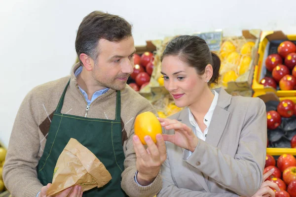 The ripe mango and work — Stock Photo, Image