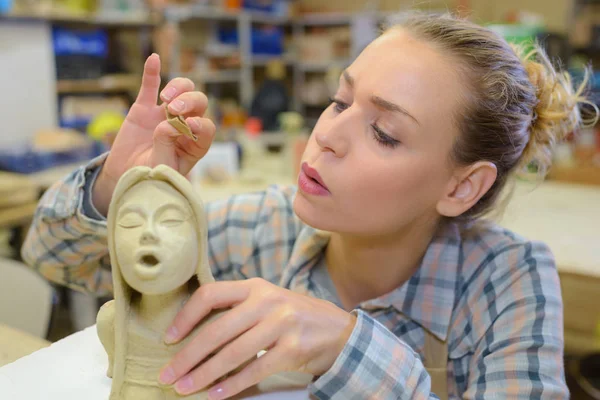 Artist blowing a statue — Stock Photo, Image