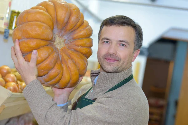 Mann mit großem Kürbis — Stockfoto