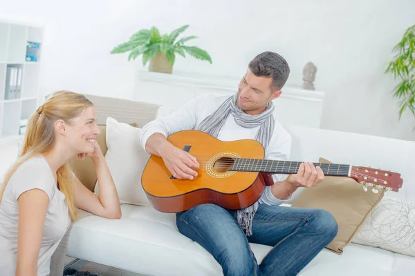 De gitaar en de man — Stockfoto