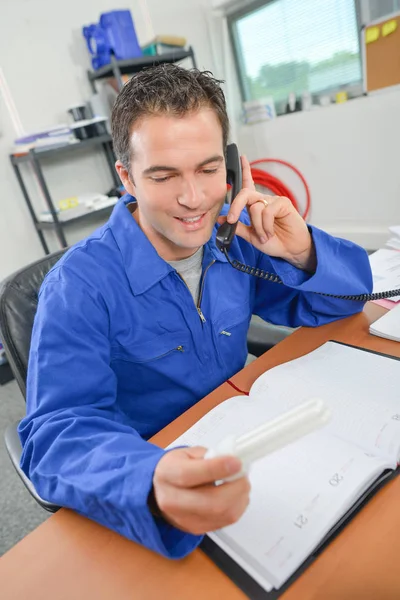 Schrijven in zijn agenda — Stockfoto