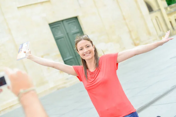 Joven turista fotografiado — Foto de Stock