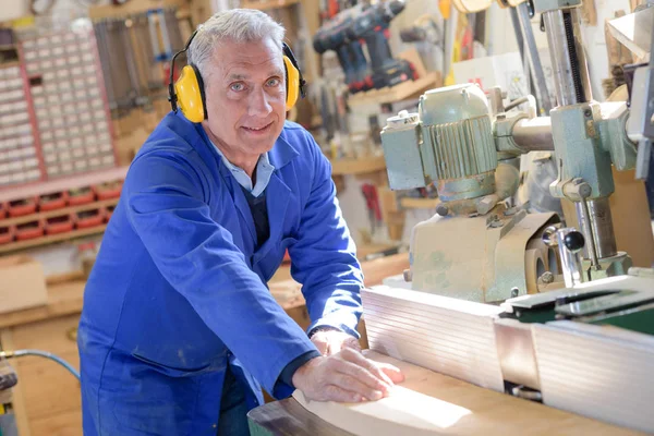 A műhelyében dolgozó vezető carpenter — Stock Fotó