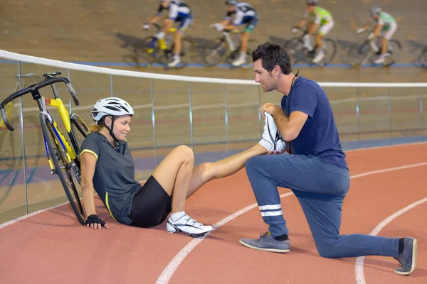 Instructor empujando contra el pie del ciclista —  Fotos de Stock