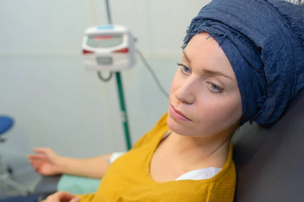 Um doente fraco e quimioterapia — Fotografia de Stock