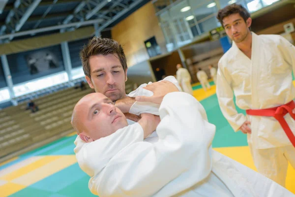 Adam judo tutun — Stok fotoğraf