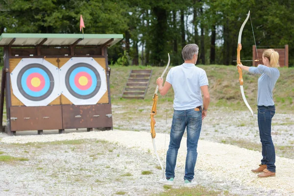 Okçuluk hedef için amaçlayan kadın — Stok fotoğraf