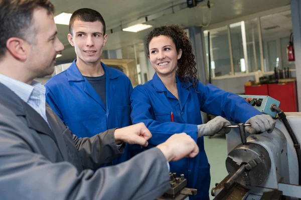 Die Lehrlinge und der Lehrer — Stockfoto