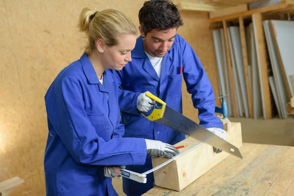 Arbeiter in Tischlerei — Stockfoto