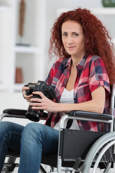 Mujer discapacitada tomando fotos con cámara dslr —  Fotos de Stock