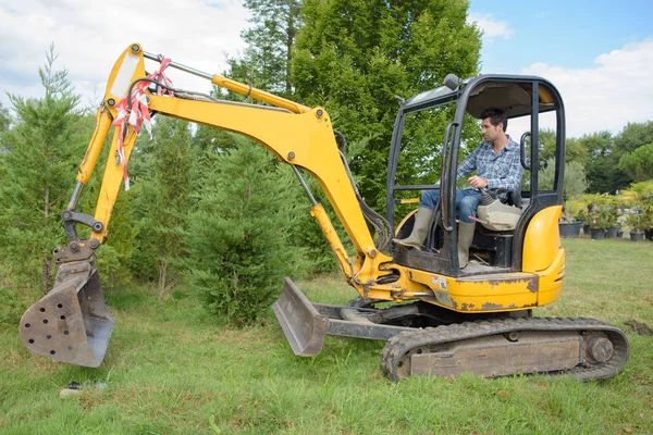 Exploitatie van een backhoe en werk — Stockfoto