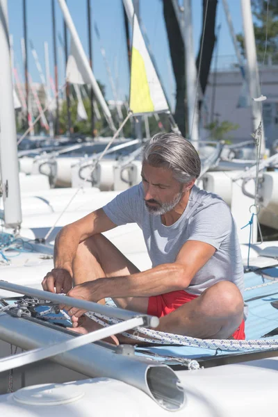 Attraente marinaio sartiame hobbie-gatto prima del corso di vela — Foto Stock