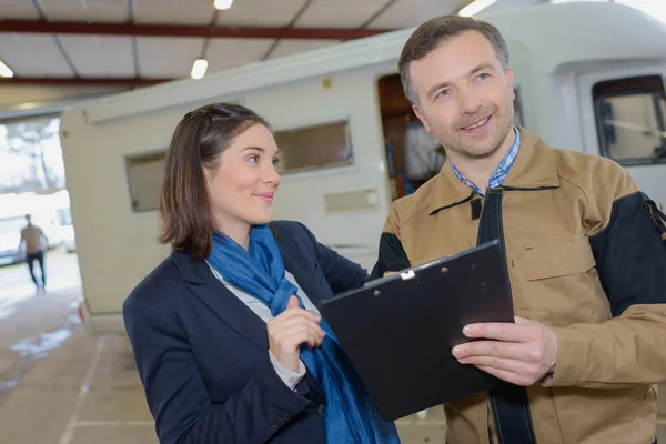 Signora in garage camper con meccanico — Foto Stock