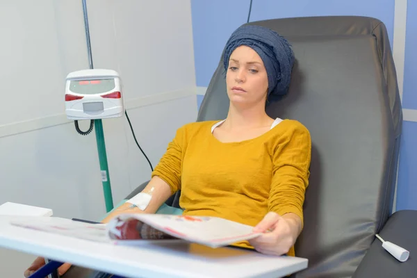 Уставший пациент на сеансе химиотерапии — стоковое фото