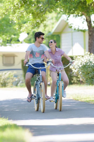 Couple on bicycles and couple — Stock Photo, Image