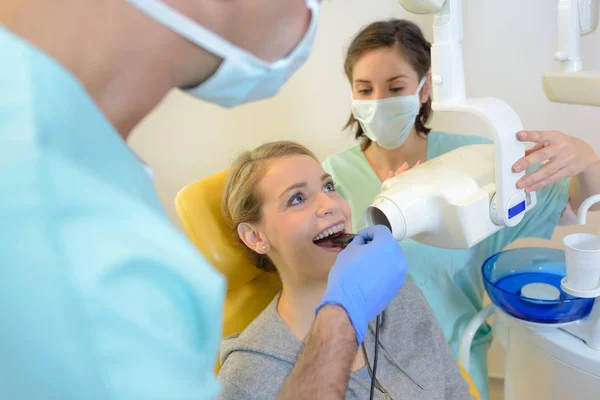 Lady i tandläkare s stol — Stockfoto