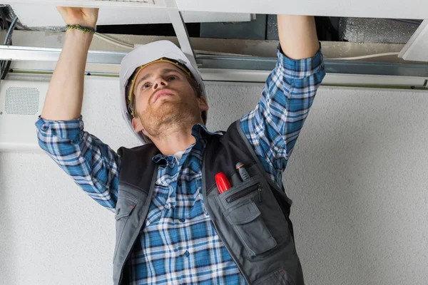 Cableado del trabajador eléctrico en el techo — Foto de Stock