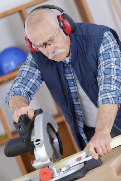 Schreiner arbeitet in seiner Werkstatt mit Kreissäge — Stockfoto