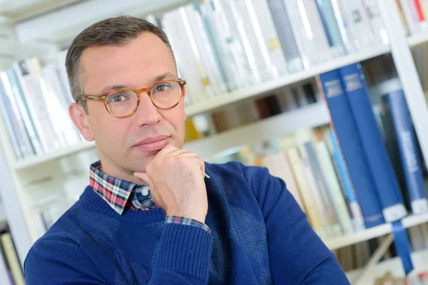 Retrato del hombre de mediana edad en la biblioteca —  Fotos de Stock