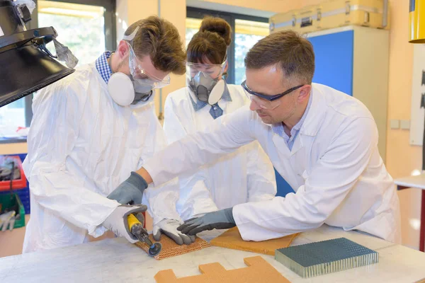 Lehrer zeigt Schülern, wie man Werkzeug benutzt — Stockfoto