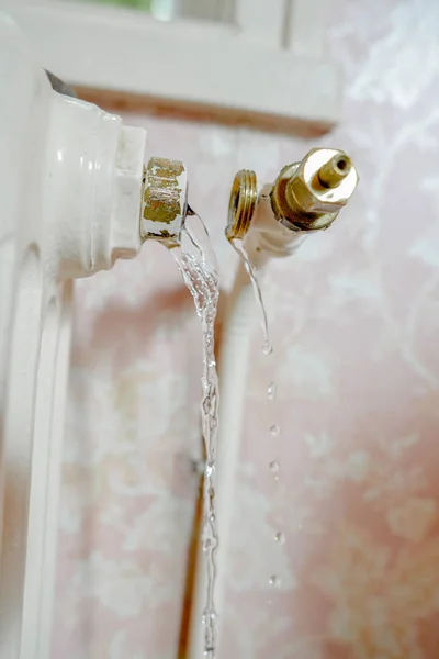 Pipe burst off of a radiator, leaking water — Stock Photo, Image