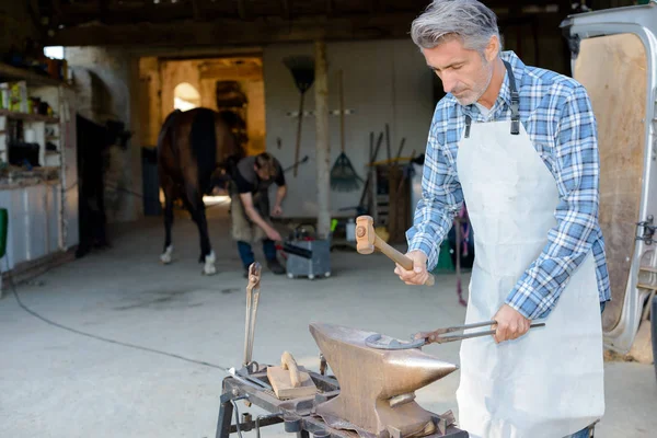 Farrier trabalhando na bigorna — Fotografia de Stock