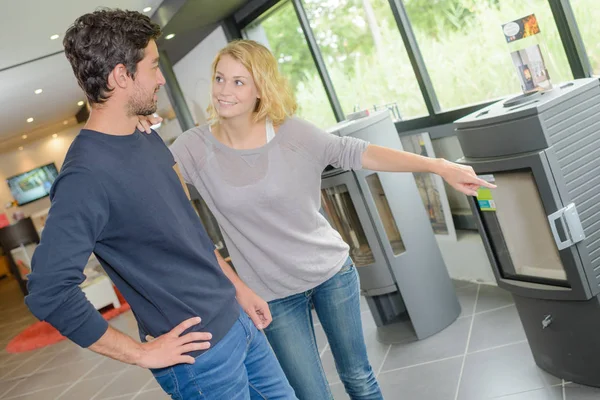 Pareja eligiendo un leñador — Foto de Stock