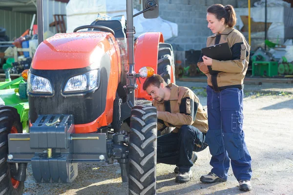 Rolnych mechanika sprawdzenie stanu ciągników przed zbiorem — Zdjęcie stockowe