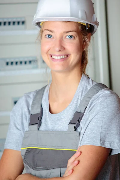 Retrato de mujer en hardhat —  Fotos de Stock