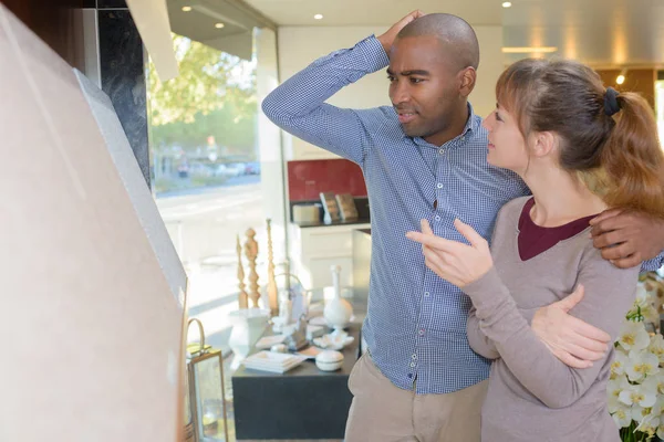 Een verwarde klant en boutique — Stockfoto