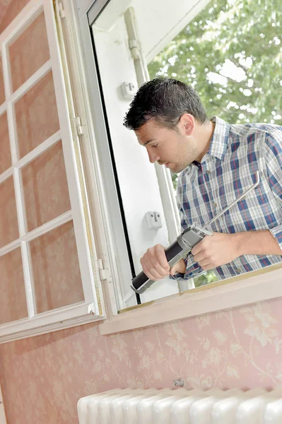 Consertar uma janela e homem — Fotografia de Stock