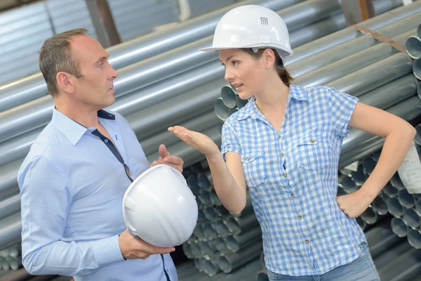 Mann und Frau in hitziger Debatte — Stockfoto