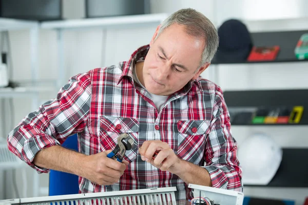 Encanador homem com ferramentas — Fotografia de Stock