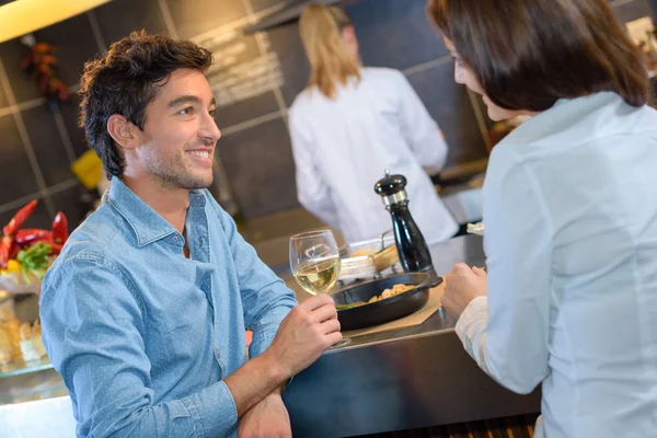 Casal em restaurante e casal — Fotografia de Stock