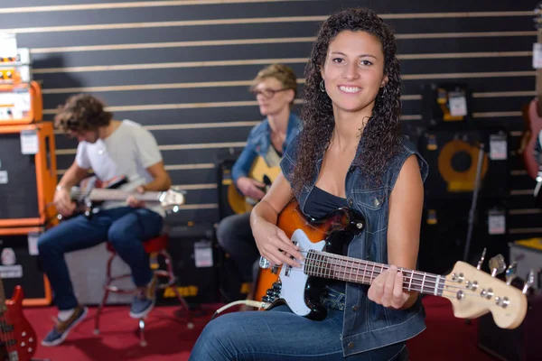 Lady hrát elektrická kytara — Stock fotografie