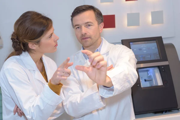 Opticiens werken in het laboratorium — Stockfoto