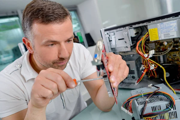 Hombre trabajando en el componente informático — Foto de Stock