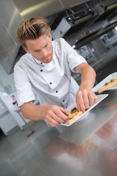 Chef arranging food on plate — Stock Photo, Image